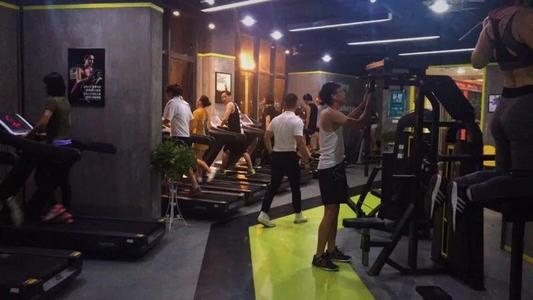 运动健身手套_健身手套的作用_手套健身运动图片