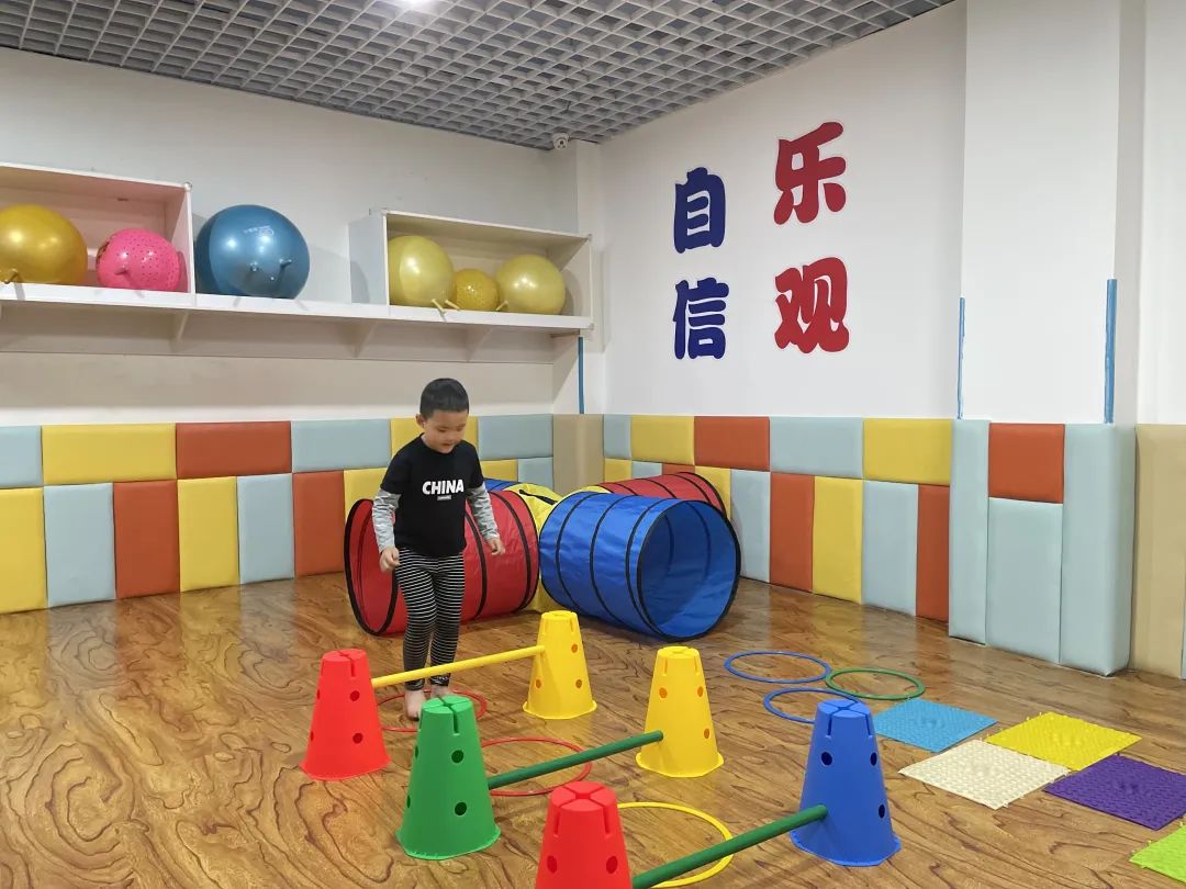 感统训练坐独角椅_感统训练单腿椅_感统训练单脚站立
