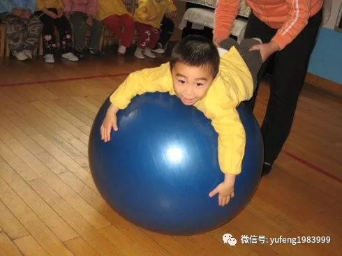 感统训练单腿椅_感统课独脚凳的目的_感统训练单脚站立