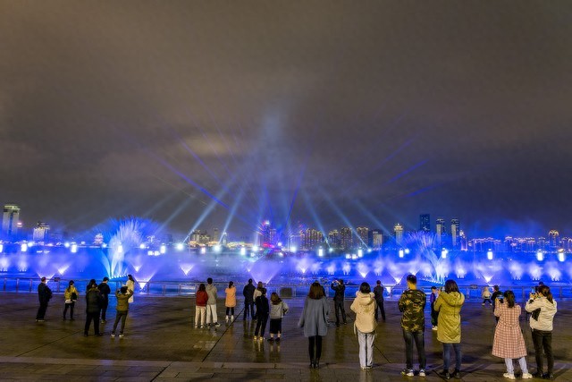 中老年广场舞衣服_广场舞中老年人社交平台_广场舞中老年人身心健康