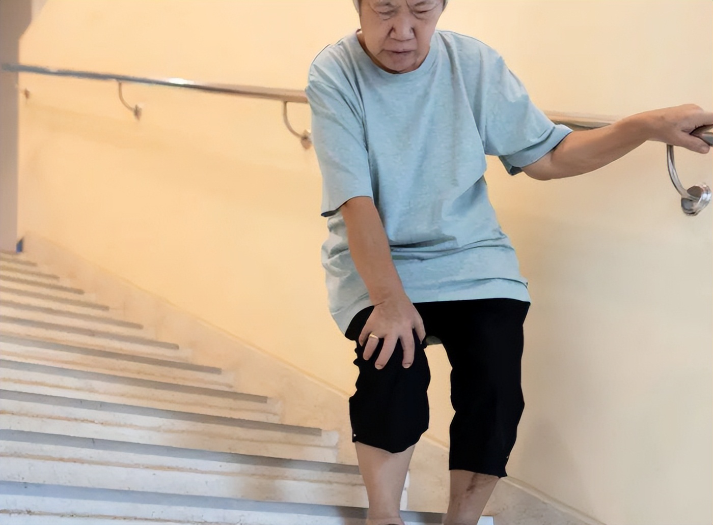 感统训练单腿椅_单腿站立平衡力测试_从地上站起不借助双手寿命评估