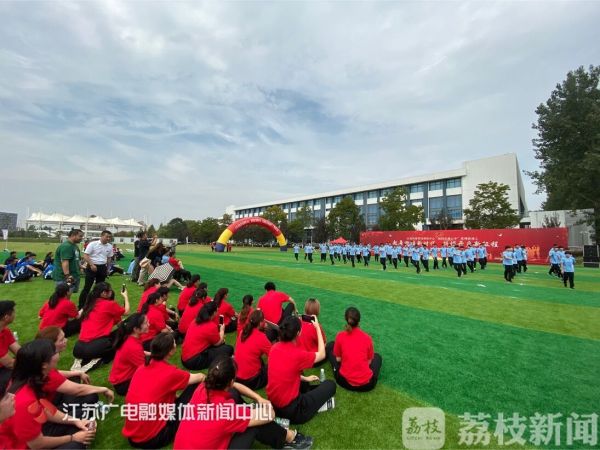 庆祝新中国成立70周年广场舞大赛_健美舞广场舞_武术世界冠军广场舞表演