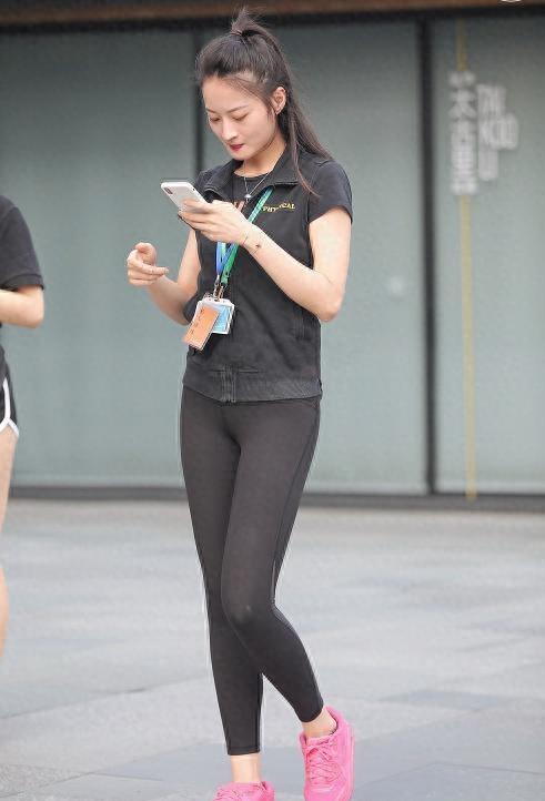 健身美女着装时尚_健身美女紧身裤视频_女性瑜伽裤穿搭