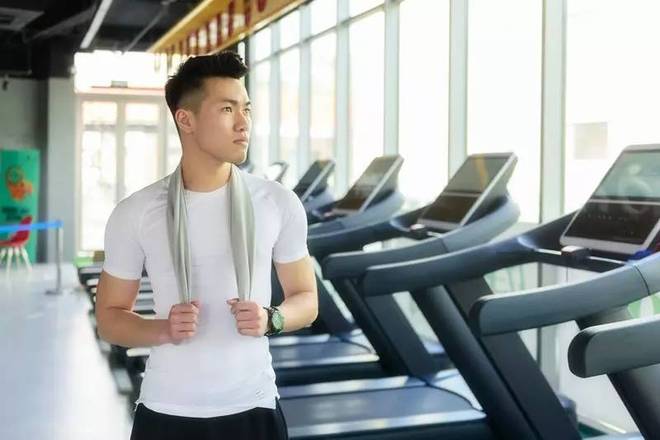 跑步机正确使用方法_wnq跑步机使用说明书_跑步机错误示范