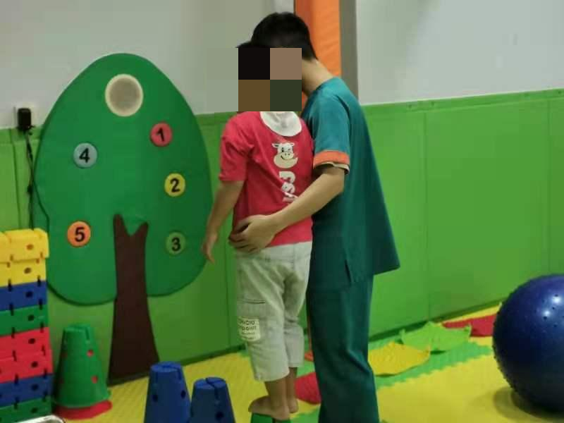 感统课独脚凳的目的_椅子体能训练_感统训练单腿椅