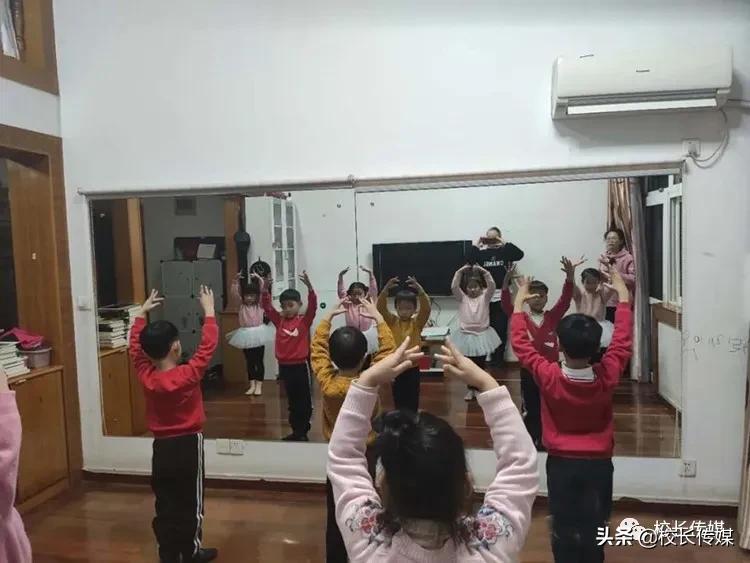感统训练单脚站立_椅子练腿_感统训练单腿椅
