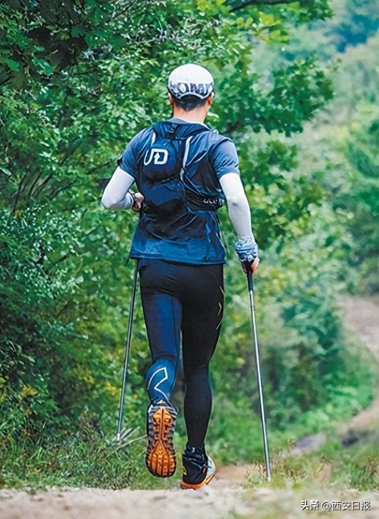 开yun体育app官方下载入口 登山杖怎么选？户外徒步，请收好“安全锦囊”