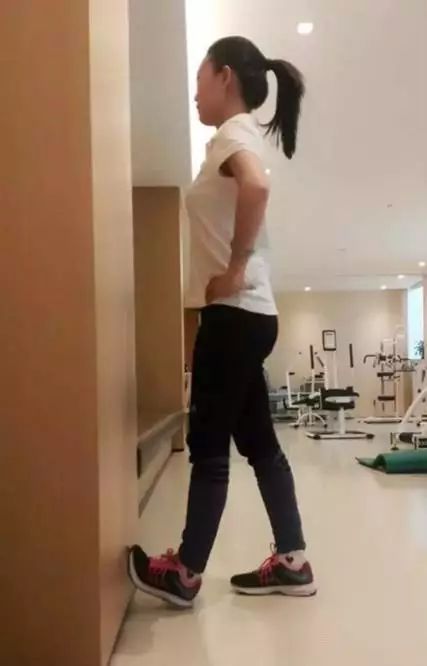 股四头肌训练椅_膝关节骨性关节炎发生机制_骨关节炎康复训练