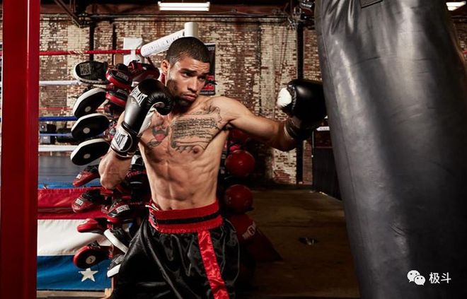 拳击新手手套选择_初学者拳击手套尺寸_健身手套要贴紧还是松