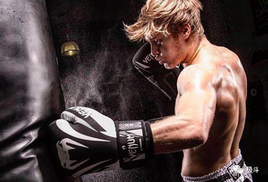 健身手套要贴紧还是松_拳击新手手套选择_初学者拳击手套尺寸