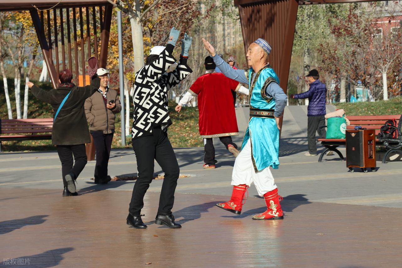 广场瘦身舞_跳广场舞减肥效果分析_广场舞热量消耗与运动强度