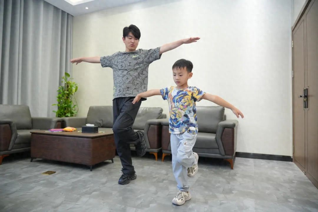 开yun体育app官方下载入口 这个动作如果儿童坚持不了10秒钟，家长要警惕了